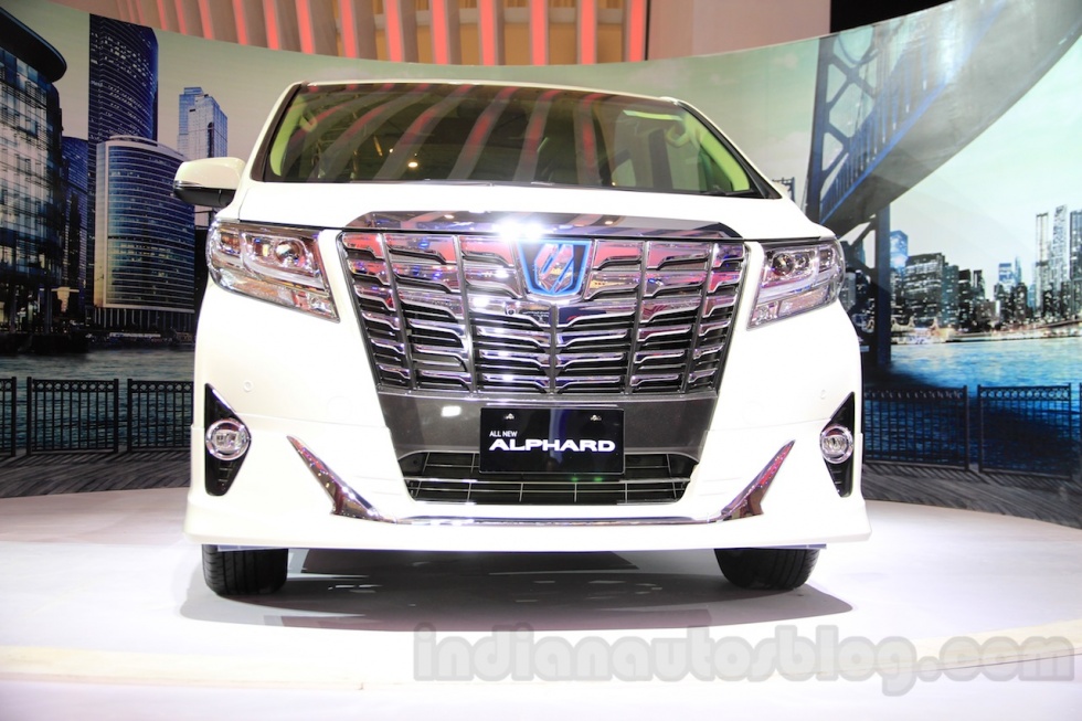 GIIAS 2015: Toyota представила гибридный Alphard в Индонезии