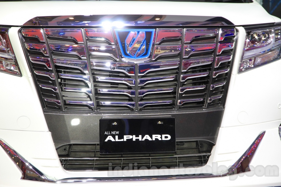 GIIAS 2015: Toyota представила гибридный Alphard в Индонезии