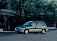 Mitsubishi Space Runner 1997-2003 минивэн 2.4 MT (147 л.с.) передний привод, бензин