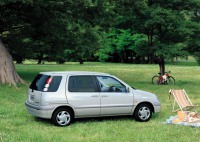 Toyota Raum 1997-1999 минивэн 1.5 AT (94 л.с.) передний привод, бензин