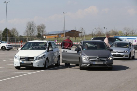 Новый Mercedes B-Class тестируют в компании с нынешней моделью