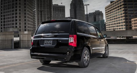 Chrysler поделился подробностями о новом поколении минивэна Town & Country